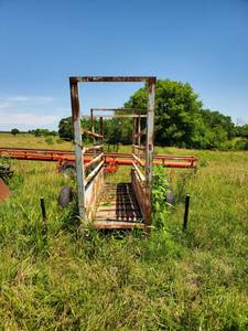 lot 1382 image: Portable Cattle Chute