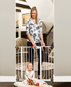 lot 1090 image: Regalo Easy Step Metal Walk Through Gate