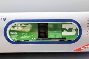 lot 4240 image: Williams Electric Trains Classic Freight Car No. 42 BN Box Car Wal #42