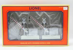 lot 4204 image: Lionel 6-14098 Mainline Auto Crossing Gates - New in Box