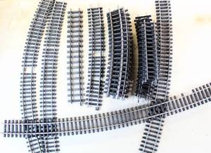 lot 4289 image: 19 Pieces of a Variety of Sizes of G Scale Track - This track has a silver metal