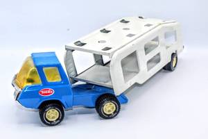 lot 4326 image: Vintage Blue Tonka Truck and Car Hauler Trailer