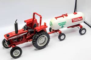 lot 4327 image: Vintage Tonka Tractor Hauling an Anhydrous Amonia Tank 18 Long