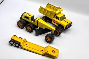 lot 4330 image: (3) Vintage Tonka Toys, Dump Truck 8, Road Grader 9, and Trailer 9