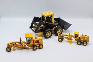 lot 4311 image: Vintage Catepillar Tractors and ERTL Brand New Holland Earth Mover