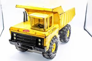 lot 4313 image: Vintage 1965 Mighty Tonka Dump Truck XMB-975 Pressed Steel