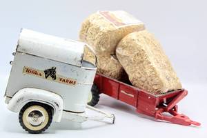 lot 4315 image: Vintage Tonka Farms Horse Trailer and 14 International Hay Trailer