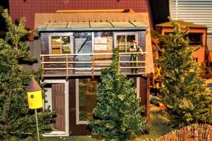 lot 4339 image: House Model Kit For Train Set