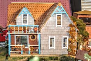 lot 4340 image: House Model Kit For Train Set