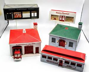 lot 4354 image: (5) Vintage Plasticville Buildings Police Dept., Fire Dept., Diner, Super Market, HardwarePharmacy, and a Vintage Tootsie Toys Fire Truck
