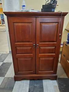 lot 4626 image: Wood Cabinet