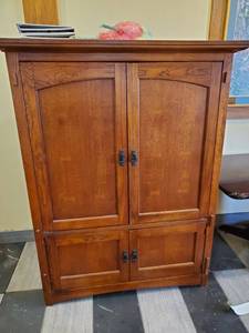 lot 4632 image: Wood Hutch