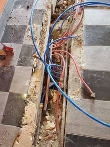 lot 4638 image: 5 Manifold Red And Blue Pex Tubing With Shut Off Valves