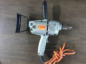 lot 9617 image: Black and Decker 12 in Reversible drill - works