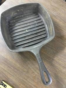 lot 9621 image: Cast Iron Skillet