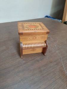 lot 3275 image: Wooden Cigarette Dispenser - Piano