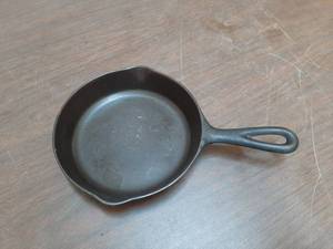 lot 3276 image: Lodge #3 Cast Iron Skillet