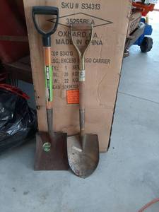 lot 3318 image: 2 Shovels - Round and Square