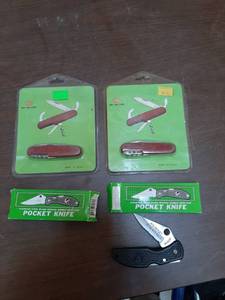 lot 3340 image: 4 Pocket Knives