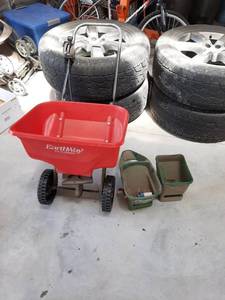 lot 3350 image: Broadcast Spreader and 2 Hand Spreader