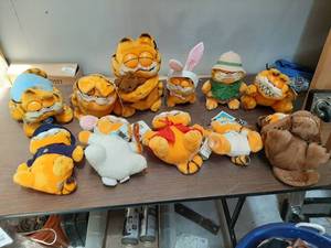 lot 3354 image: Assorted Garfield Plushes