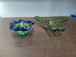 lot 3372 image: 2 Pieces Art Glass