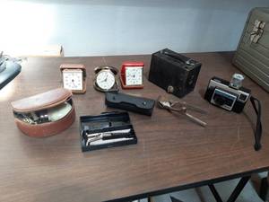 lot 3377 image: Vintage Cameras, Razors and Clocks