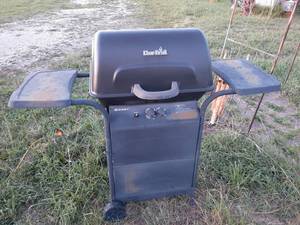 lot 1901 image: Char-Broil Grill with LP Bottle (Feels Full) - Doesnt Roll Right