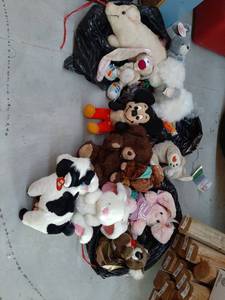 lot 3433 image: Assorted Stuffed Animals