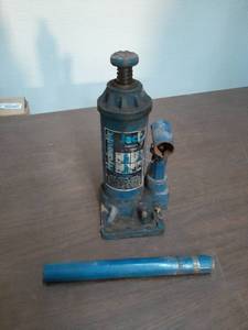 lot 3445 image: 4 Ton Hydraulic Jack