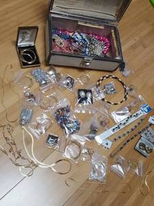 lot 7093 image: Lg lot assorted jewelry in train case