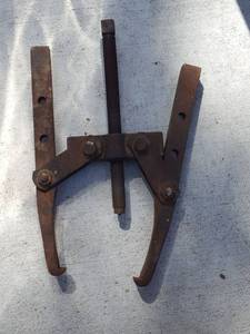 lot 7115 image: Gear puller