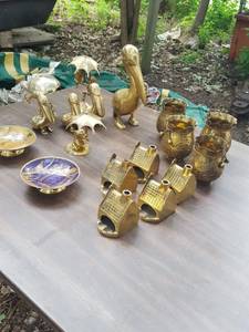 lot 6238 image: Assorted brass decor