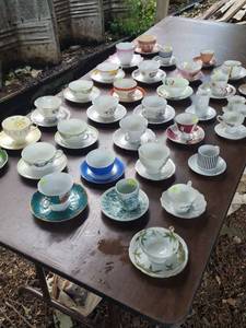 lot 6257 image: Over 30 cups and saucers