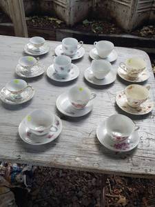 lot 6259 image: 12 cups and saucers