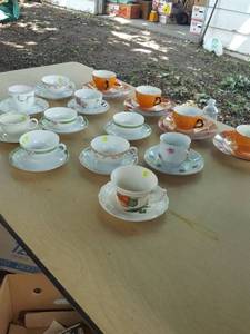 lot 6260 image: 15 Cups and saucers
