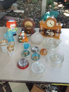 lot 6283 image: Clocks, juicers and other decor