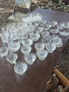 lot 6305 image: Assorted glassware