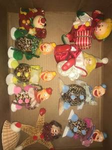 lot 6333 image: 9 clown figurines