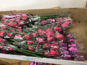 lot 6470 image: approx 25 assorted fake floral bouquets pinks and reds