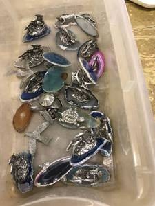 lot 6522 image: approx 20 mini figurines on geode slabs