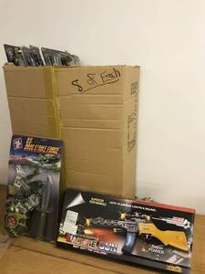 lot 6532 image: 16 toys 8 guns and 8 military kits