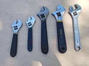 lot 4039 image: 5 adjustable wrenches