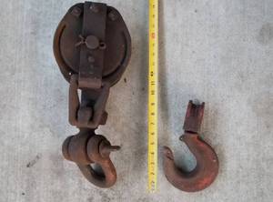 lot 4059 image: Vintage Snatch Block and Hook