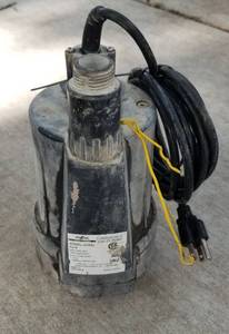 lot 4061 image: Star Submersible Utility Pump