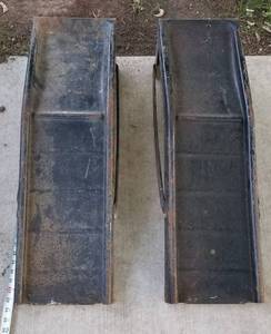 lot 4076 image: Pair of black car ramps