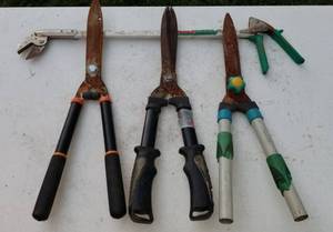 lot 4106 image: 4 pair of garden shears