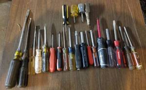 lot 4116 image: 24 Screwdrivers