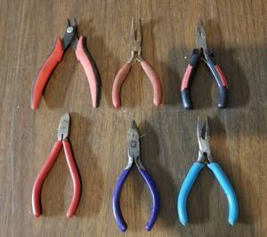 lot 4118 image: 6 pair of small snips and needle nose pliers