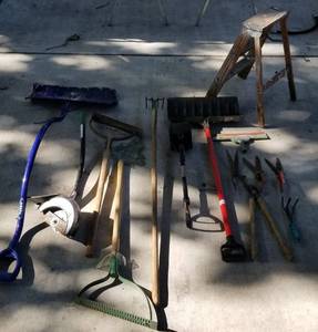 lot 4130 image: 14 pcs of misc lawn tools